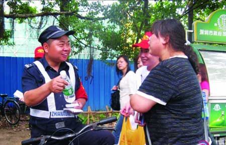 女子赠水遭恶评男友要分手