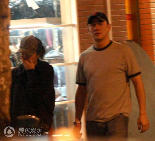 疑似赵薇吴大维上海夜会 女伴发现记者鬼祟掩面