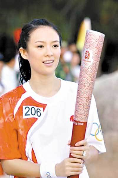 章子怡左手传圣火秀巨钻 被指违规