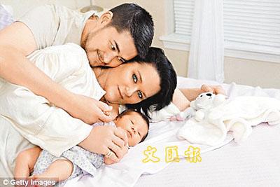 美国代孕男子产后出镜