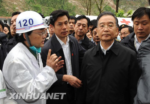 温总理乘飞机前往汶川地区