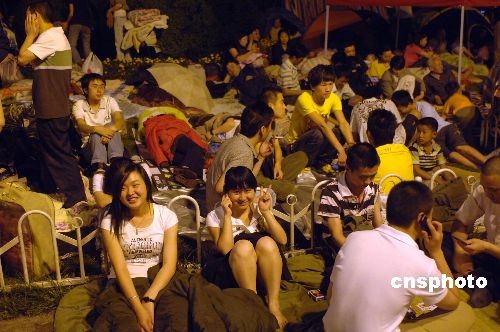 重庆大批市民外出避震