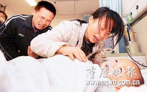 女婴被轧双腿续：父母赶到医院