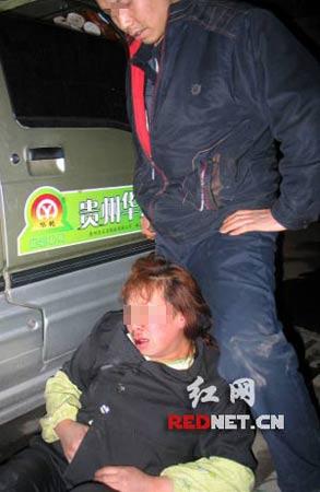 男子当街暴打怀孕妻子被拍下