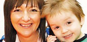 两岁男童独自拨通电话救母