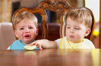 恩哼出生照,惠氏启赋毒奶粉事件,德莱文桌面壁