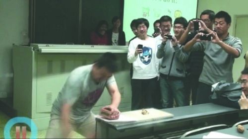 魏骁勇 劈砖图片