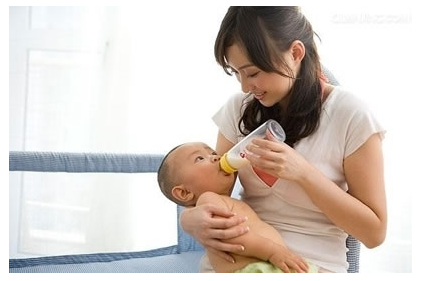 如何人工喂养新生宝宝_人工喂养