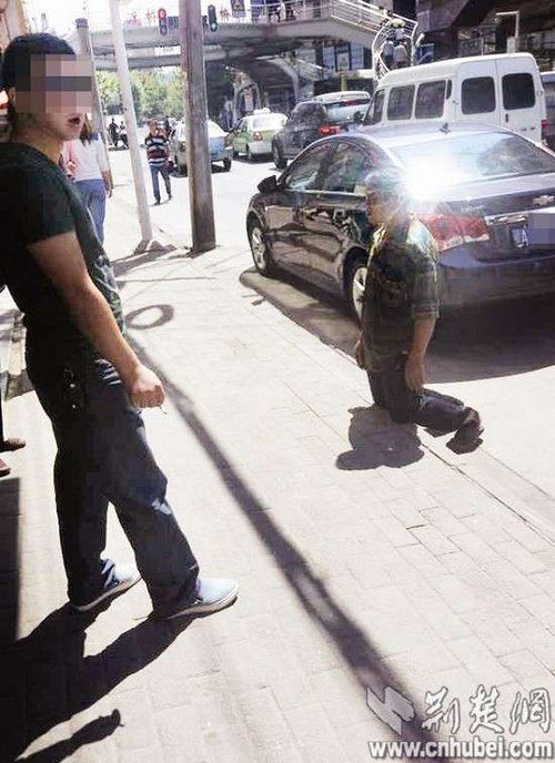 收破烂板车车主跪地求免赔 车主愿认全责