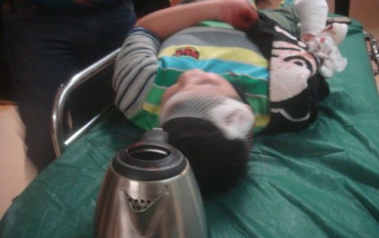 剁手烹煮:沈阳10岁男孩遭母亲男友剁手 断手被