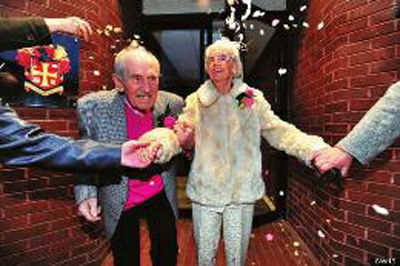 老版一见钟情:九旬恋见证爱情 巴士站一见钟情