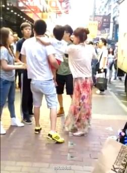 内地孩童香港当街便溺被拍 父母与港人激烈冲突