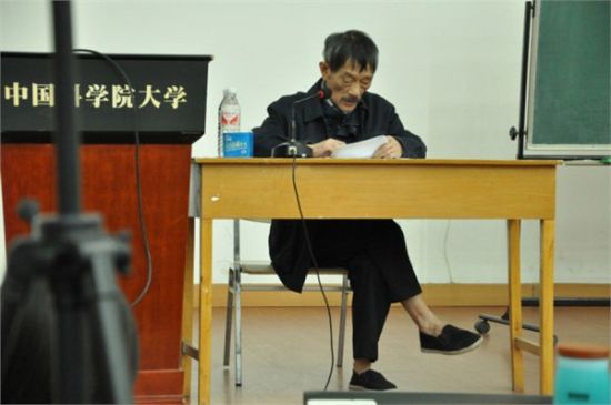 院士光脚穿布鞋照引热议 网友：光脚穿布鞋可以有