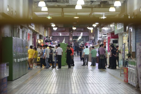 深圳男子超市砍人劫持2名人质被警方制服