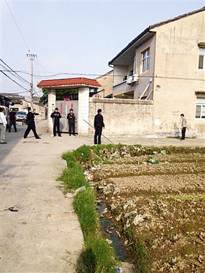 不孝子持刀追砍母亲 警察鸣枪遭挑衅：单挑(图)