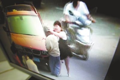 宝马女拒交费暴打6旬收费员：给你50块 赶紧滚蛋