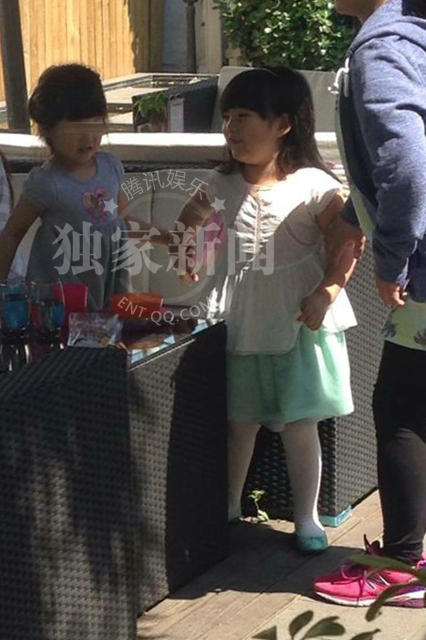 王岳伦带王诗龄外出聚会 诗龄邀小妹妹玩气球