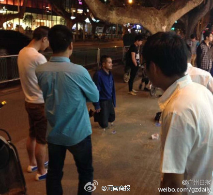 南京最牛乞讨帝：跪瓶乞讨显“神功”