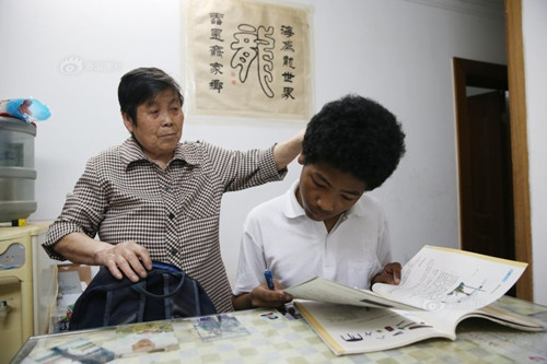老太收养黑人弃婴 15年后落户上海