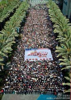 中国7000人旅行团在美国唱国歌升国旗