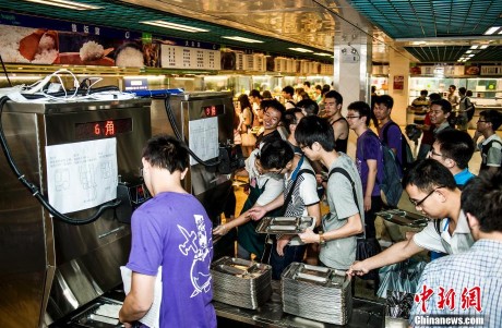 广州一高校安装自动打饭机 网友：妹子的饭量暴露了