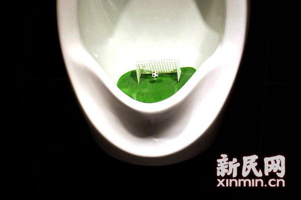 球门小便池:商场男厕小创意 保洁员好打扫