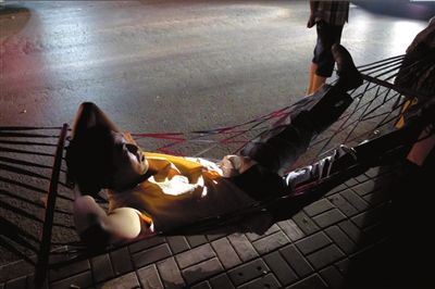 幼升小名额紧张 200家长深夜排队_入园入托