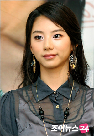 东方神起允浩与朴秀珍一起现身姜东浩音乐剧成