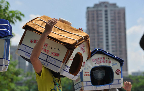 [图]没房子没妹子 为抗议高房价广州大学生顶狗