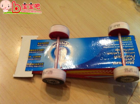 2.怎样手工制作一辆迷你公交车呢?亲亲宝贝教你迷你公交车的手工制作步骤,能给宝宝的玩耍增加不少乐趣呢! 准备:一个包好的长纸盒、双面胶、6个瓶盖、几张彩纸、剪刀和笔。