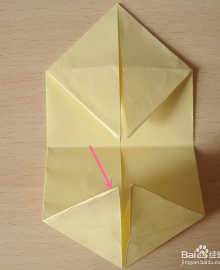 幼儿手工折纸:手工制作可爱的小兔子_皮皮网 小白兔白又白,两只耳朵竖起来,爱吃萝卜和白菜,蹦蹦跳跳真可爱。多好听的童谣呀!一提到小兔子就会联想到八月十五中秋节嫦娥姐姐的玉兔。小兔子是那么伶俐,温柔可爱。今天我们就来折一只小兔子,等中秋的时候让小兔子和我们一起吃月饼,欣赏月亮。 幼儿手工折纸:手工制作可爱的小兔子