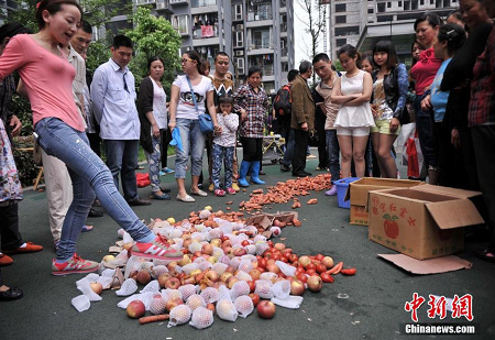 幼儿园疑似给孩子吃变质的食物 家长向园长讨说法