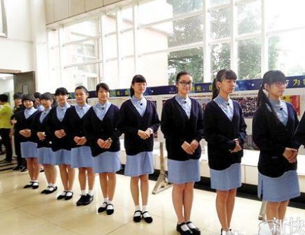 广州中学开设特色女子班 学生穿旗袍学家政礼仪
