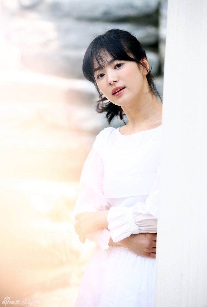 宋慧乔一袭白衣拍写真 气质纯美清淡如菊 近日，2013年4月3日首尔，宋慧乔接受采访并拍摄写真。一袭白衣干净清纯的乔妹，展现温婉恬淡气质。