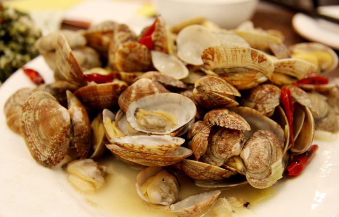 青岛特色小吃推荐:青岛凉粉、辣炒蛤蜊和鲅鱼