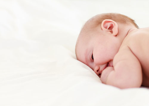 新生儿呕吐怎么办 新生儿轻微呕吐一般不必禁