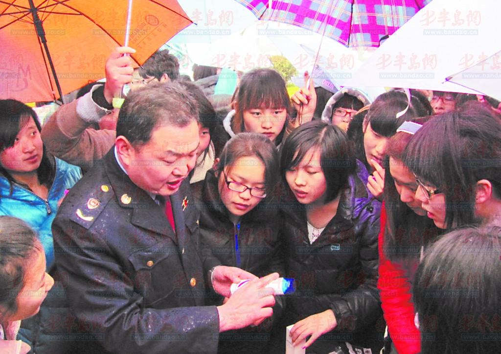 右侧烟盒字迹模糊且拼音名称被遮挡是假烟 ,左