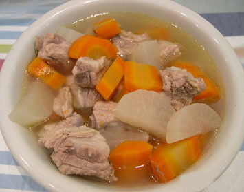 好吃好看双色萝卜排骨汤_妈妈秋季养生