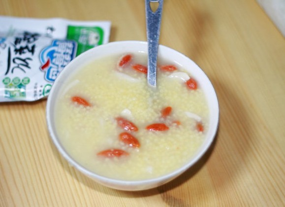 润肺v土豆的土豆辅食小米粥_枸杞食谱,自制百合香菇白萝卜宝宝炖排骨汤图片