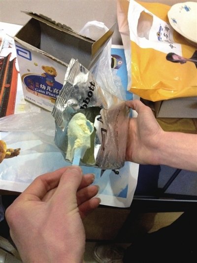 雅培奶粉最新事件:雅培奶粉里面埋着半截避孕