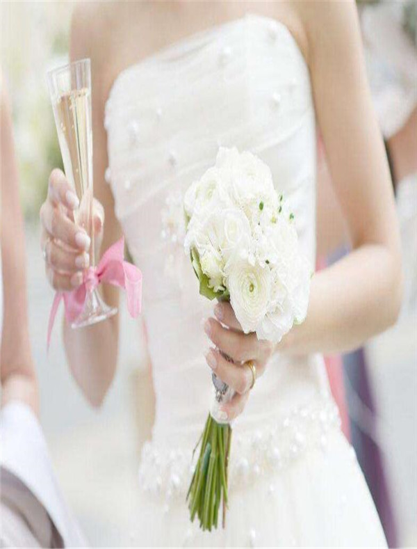 韩国美女闵孝琳婚纱写真