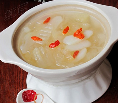 脸上长痘痘吃什么好 银耳雪梨茶有祛痘功效_功