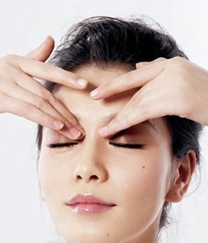 眼睛肿了怎么办?消除浮肿的方法_功能性调理