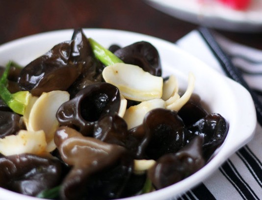 结核病食谱推荐：木耳炒百合