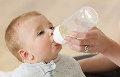  刚出生的宝宝能不能喝葡萄糖