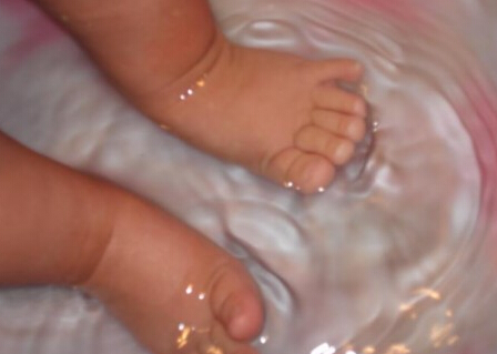 冬天可以给宝宝泡脚吗 警惕不要用热水泡脚