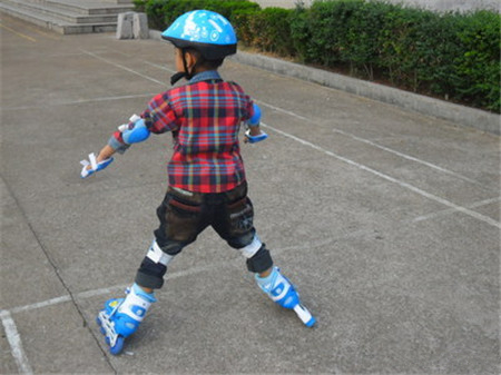 小孩学溜冰的技巧知识