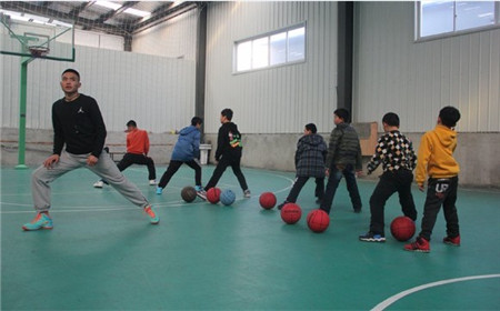 【怎么教小孩子打篮球】_如何教孩子打篮球_