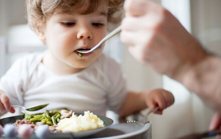 【宝宝缺乏钙铁锌的表现】小孩缺钙铁锌的症状