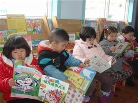 幼儿园小班优秀安全教案《走在马路上》